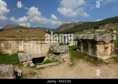 Turchia - VIAGGIO AD precoce periodo di tombe in pietra della Frigia necropoli di Hierapolis, Pammukale. Tumulo-tipo tomba del I secolo B Foto Stock