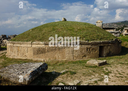 Turchia - VIAGGIO AD precoce periodo di tombe in pietra della Frigia necropoli di Hierapolis, Pammukale. Tumulo-tipo tomba del I secolo B Foto Stock