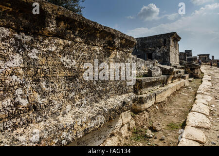 Turchia - VIAGGIO AD precoce periodo di tombe in pietra della Frigia necropoli di Hierapolis, Pammukale. Foto Stock