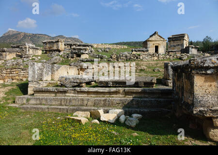 Turchia - VIAGGIO AD precoce periodo di tombe in pietra della Frigia necropoli di Hierapolis, Pammukale. Foto Stock