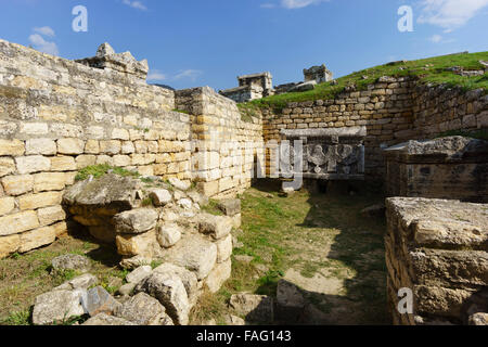 Turchia - VIAGGIO AD precoce periodo di tombe in pietra della Frigia necropoli di Hierapolis, Pammukale. Foto Stock