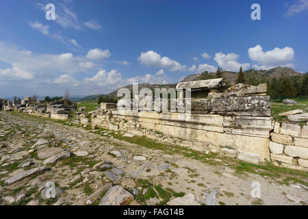 Turchia - VIAGGIO AD precoce periodo di tombe in pietra della Frigia necropoli di Hierapolis, Pammukale. Foto Stock