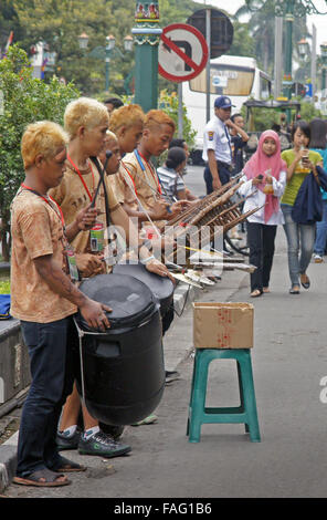 Alla moda di Batik musicisti di strada Foto Stock