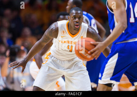 Knoxville, Tennessee, Stati Uniti d'America. 29 Dic, 2015. Armani Moore #4 del Tennessee volontari difende durante il NCAA pallacanestro tra la University of Tennessee volontari e il Tennessee State University Tigers a Thompson Boling Arena a Knoxville TN Credito: Tim Gangloff/Cal Sport Media/Alamy Live News Foto Stock