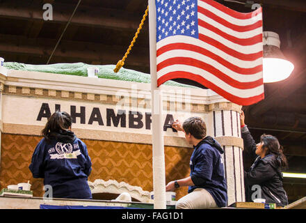 Los Angeles, Stati Uniti d'America. 29 Dic, 2015. Volontari dipingere un fiore galleggiante davanti al 127torneo annuale di Rose Parade di Pasadena, California, Stati Uniti, Dic 29, 2015. Meglio conosciuto come il Rose Parade, il festival di coperto di fiori galleggianti avrà luogo il giorno di Capodanno, 1 gennaio, 2016. Credito: Zhao Hanrong/Xinhua/Alamy Live News Foto Stock