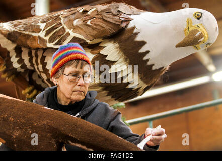 Los Angeles, Stati Uniti d'America. 29 Dic, 2015. Un volontario dipinge un fiore galleggiante davanti al 127torneo annuale di Rose Parade di Pasadena, California, Stati Uniti, Dic 29, 2015. Meglio conosciuto come il Rose Parade, il festival di coperto di fiori galleggianti avrà luogo il giorno di Capodanno, 1 gennaio, 2016. Credito: Zhao Hanrong/Xinhua/Alamy Live News Foto Stock