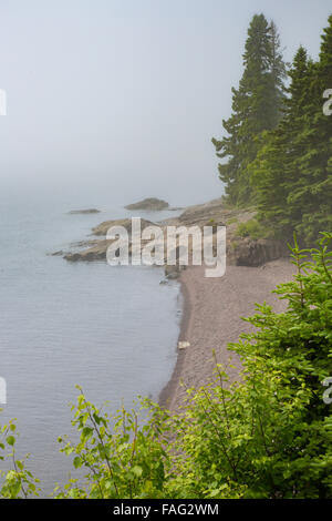 Spiaggia rocciosa del Lago Superior presso il fiume in cascata si affacciano sulla sponda nord del Minnesota Foto Stock