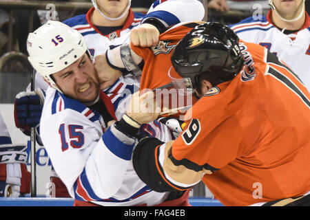 Le ore di lavoro straordinario. 22 Dic, 2015. Anaheim Ducks ala sinistra Patrick marrone (19) si collega con un punzone sul New York Rangers ala sinistra Tanner vetro (15) durante il gioco tra il New York Rangers e degli Anaheim Ducks al Madison Square Garden di Manhattan, New York . Il New York Rangers sconfitta degli Anaheim Ducks 3-2 in ore di lavoro straordinario. Credito: Kostas Lymperopoulos/CSM/Alamy Live News Foto Stock