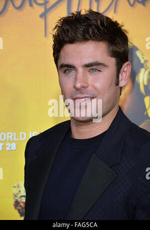 LOS ANGELES, CA - Agosto 20, 2015: Zac Efron presso il Los Angeles premiere del suo film "Siamo vostri amici a TCL Chinese Theatre, Hollywood. Di Los Angeles. Foto Stock