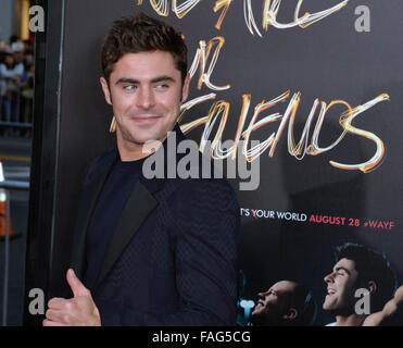 LOS ANGELES, CA - Agosto 20, 2015: Zac Efron presso il Los Angeles premiere del suo film "Siamo vostri amici a TCL Chinese Theatre, Hollywood. Di Los Angeles. Foto Stock