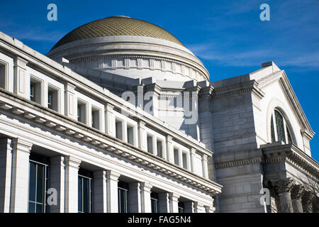 National Museum of Natural History Dome Washington DC // WASHINGTON DC - l'esterno della cupola principale della rotunda nel cuore dello Smithsonian National Museum of Natural History sul National Mall di Washington DC. Formalmente noto come National Museum of Natural History, è uno dei numerosi musei amministrati dallo Smithsonian Institution. Si trova sul National Mall di Washington DC. Foto Stock