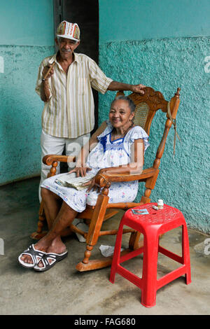 Coppia di anziani a casa, Pinar del Rio, Cuba Foto Stock