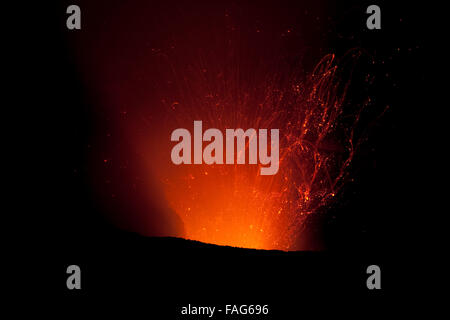 Il liquido caldo che erutta magma dall'interno Mt Yasur il cratere sulla isola di Tanna, Vanuatu. Il proiettile di lava è molto più visibile di notte. Foto Stock