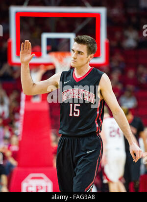 Raleigh, NC, Stati Uniti d'America. 29 Dic, 2015. Protezione del nordest Caleb Donnelly (15) durante il NCAA pallacanestro tra il nord-est Huskies e NC Wolfpack stato al PNC Arena sul dicembre 29, 2015 in Raleigh, NC. Giacobbe Kupferman/CSM Foto Stock