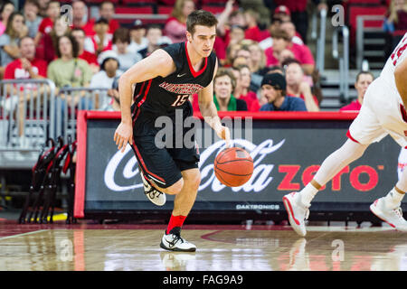 Raleigh, NC, Stati Uniti d'America. 29 Dic, 2015. Protezione del nordest Caleb Donnelly (15) durante il NCAA pallacanestro tra il nord-est Huskies e NC Wolfpack stato al PNC Arena sul dicembre 29, 2015 in Raleigh, NC. Giacobbe Kupferman/CSM Foto Stock