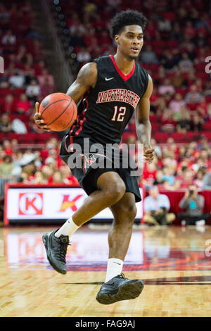 Raleigh, NC, Stati Uniti d'America. 29 Dic, 2015. Nord-est avanti Quincy Ford (12) durante il NCAA pallacanestro tra il nord-est Huskies e NC Wolfpack stato al PNC Arena sul dicembre 29, 2015 in Raleigh, NC. Giacobbe Kupferman/CSM Foto Stock