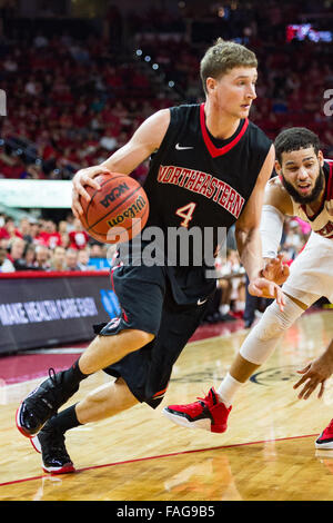 Raleigh, NC, Stati Uniti d'America. 29 Dic, 2015. Protezione del nordest David Walker (4) durante il NCAA pallacanestro tra il nord-est Huskies e NC Wolfpack stato al PNC Arena sul dicembre 29, 2015 in Raleigh, NC. Giacobbe Kupferman/CSM Foto Stock