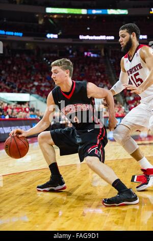 Raleigh, NC, Stati Uniti d'America. 29 Dic, 2015. Protezione del nordest David Walker (4) durante il NCAA pallacanestro tra il nord-est Huskies e NC Wolfpack stato al PNC Arena sul dicembre 29, 2015 in Raleigh, NC. Giacobbe Kupferman/CSM Foto Stock