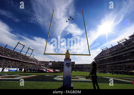 Fort Worth, Texas, Stati Uniti d'America. 29 Dic, 2015. F-35's sorvolare durante il pre-partita di Lockheed Martin Forze Armate Bowl gioco tra Cal vs Air Force a Amon G. Carter Stadium di Fort Worth, Texas. Credito: csm/Alamy Live News Foto Stock