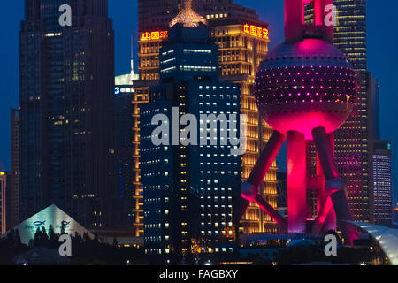 Vista notturna di Pudong skyline dominato da Oriental Pearl TV Tower, Shanghai, Cina Foto Stock