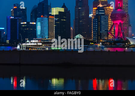 Vista notturna di Pudong skyline dominato da Oriental Pearl TV Tower dal fiume Huangpu, Shanghai, Cina Foto Stock