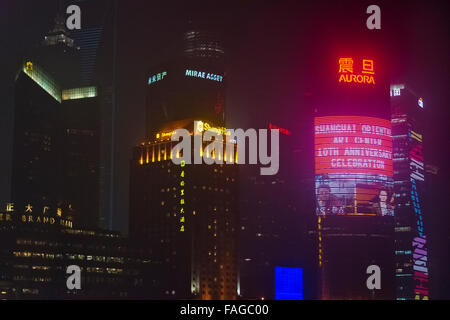 Vista notturna di alta sorge a Pudong sul fiume Huangpu, Shanghai, Cina Foto Stock