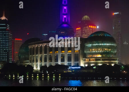 Vista notturna di Shanghai International Convention Centre e la Oriental Pearl TV Tower a Pudong dal fiume Huangpu, Shanghai, Cina Foto Stock