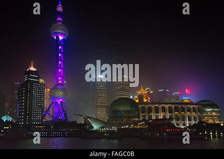 Vista notturna di Shanghai International Convention Centre e la Oriental Pearl TV Tower a Pudong dal fiume Huangpu, Shanghai, Cina Foto Stock