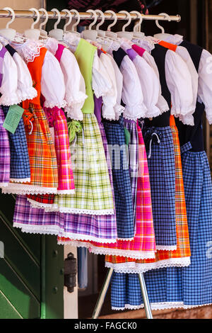 In stile nazionale di costumi per le donne esposte nel centro commerciale per lo shopping store in Salzburg Austria Foto Stock