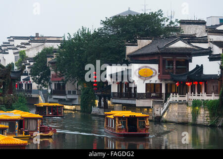 Barca e case tradizionali lungo il fiume Qinhuai, Nanjing, provincia dello Jiangsu, Cina Foto Stock