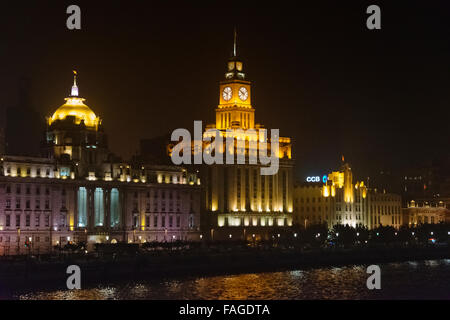 Vista notturna di edifici coloniali, casa doganale e HSBC Building, sul Bund dal fiume Hunagpu, Shanghai, Cina Foto Stock