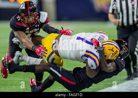 Houston, Texas, Stati Uniti d'America. 29 Dic, 2015. La LSU Tigers running back Leonard Fournette (7) viene tirato giù dalla Texas Tech Red Raiders defensive back Thierry Nguema (17) e Texas Tech Red Raiders linebacker Malik Jenkins (41) durante il quarto trimestre del Texas Advocare Bowl NCAA Football gioco tra il Tigri LSU e la Texas Tech Red Raiders a NRG Stadium di Houston, TX su dicembre 29th, 2015. Credito: Trask Smith/ZUMA filo/Alamy Live News Foto Stock