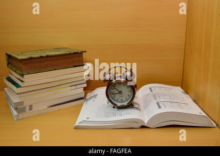 Libri, tempo, preparazione esame, sforzo, disco Foto Stock