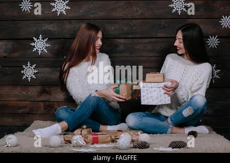 Due belle ragazze danno ogni altri doni Foto Stock