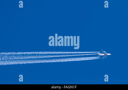 Airbus A380 Emirates Airline ueberfliegt Oberstdorf a Oberstdorf, Deutschland Bayern Allgaeu am 28.12.2015 Fotograf: Peter Schatz Airbus A380 di Emirates Airlines nel cielo a dicembre 29, 2015 a Oberstdorf in Germania. © Peter Schatz / Alamy News Foto Foto Stock