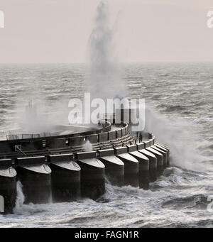 Brighton, Sussex, Regno Unito. 30 Dic, 2015. Onde gigantesche crash su Brighton Marina sulla costa sud di questa mattina come tempesta Frank colpisce parti settentrionali della Gran Bretagna oggi fotografia scattata da Simon Dack/Alamy Live News Foto Stock