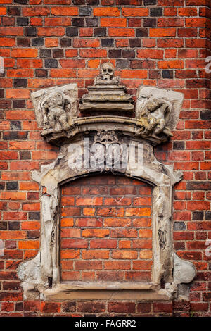 Immagine di un ornato cornice in th parete della Santa Chiesa Olafs. Helsingor, Danimarca. Foto Stock