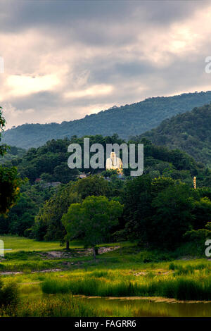 Immagine di un grande Buddha seduto statua in colline di Hua Hin, Thailandia. Foto Stock