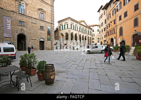 Piazza Luca Signorelli (sulla sinistra il Museo Maec e sullo sfondo il Teatro Signorelli), Cortona, Toscana, Italia Foto Stock