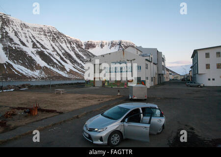 Il noleggio di una Toyota automobile parcheggiata con porte aperte nel centro della città di Isafjordur nella regione westfjords dell Islanda. Foto Stock