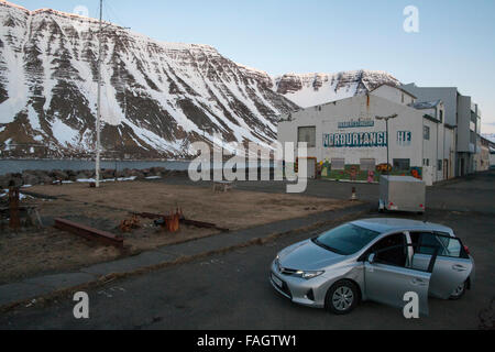 Il noleggio di una Toyota automobile parcheggiata con porte aperte nel centro della città di Isafjordur nella regione westfjords dell Islanda. Foto Stock