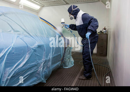 Veicolo varnisher nella vernice cabina di spruzzatura. Foto Stock