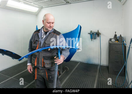 Veicolo controlli varnisher laccato parti del veicolo. Foto Stock