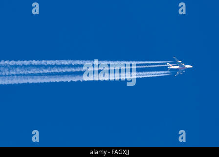 Airbus A380 di Emirates Airlines nel cielo a dicembre 29, 2015 a Oberstdorf in Germania. © Peter Schatz / Alamy News Foto Foto Stock