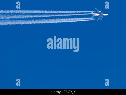 Airbus A380 di Emirates Airlines nel cielo a dicembre 29, 2015 a Oberstdorf in Germania. © Peter Schatz / Alamy News Foto Foto Stock