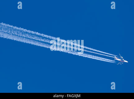 Airbus A380 di Emirates Airlines nel cielo a dicembre 29, 2015 a Oberstdorf in Germania. © Peter Schatz / Alamy News Foto Foto Stock