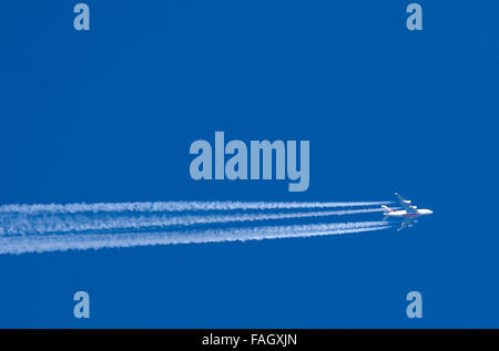 Airbus A380 di Emirates Airlines nel cielo a dicembre 29, 2015 a Oberstdorf in Germania. © Peter Schatz / Alamy News Foto Foto Stock