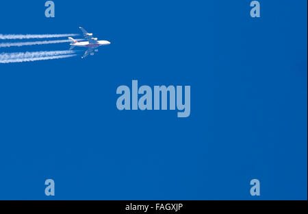 Airbus A380 di Emirates Airlines nel cielo a dicembre 29, 2015 a Oberstdorf in Germania. © Peter Schatz / Alamy News Foto Foto Stock