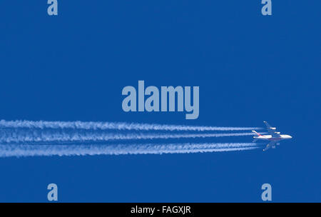 Airbus A380 di Emirates Airlines nel cielo a dicembre 29, 2015 a Oberstdorf in Germania. © Peter Schatz / Alamy News Foto Foto Stock