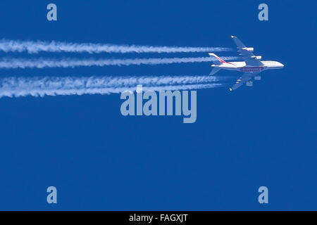 Airbus A380 di Emirates Airlines nel cielo a dicembre 29, 2015 a Oberstdorf in Germania. © Peter Schatz / Alamy News Foto Foto Stock